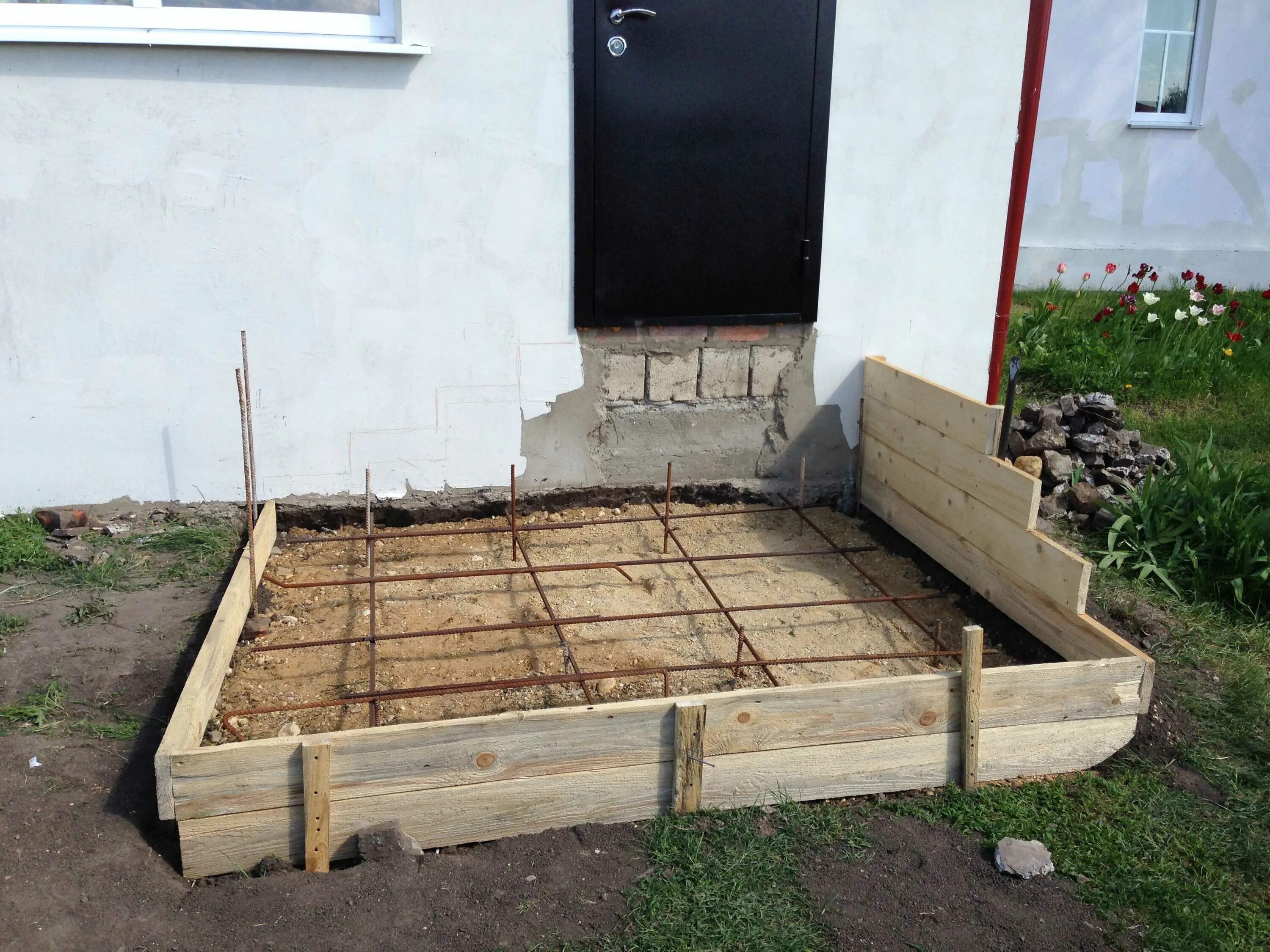 Гидроизоляция фундамента крыльца. Отмостка у крыльца. Фундамент для крыльца из бетона. Блочный фундамент крыльцо. Опалубка для крыльца со ступеньками.