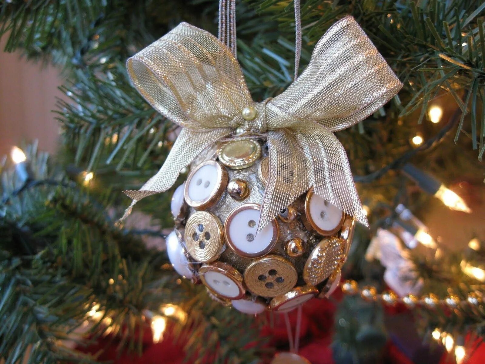 Новогодние игрушки из пуговиц. 10 идей - быстро и красиво Holiday ornaments diy,