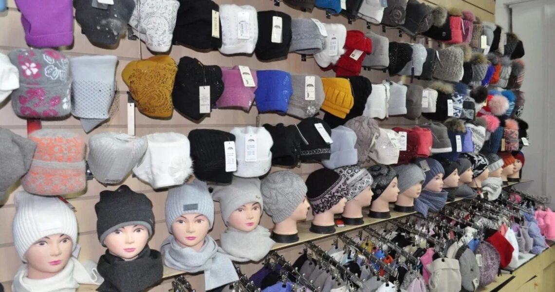 южные ворота шапки. женские шапки на рынке. магазин головных уборов. выкладка кепок. южные ворота шапки.