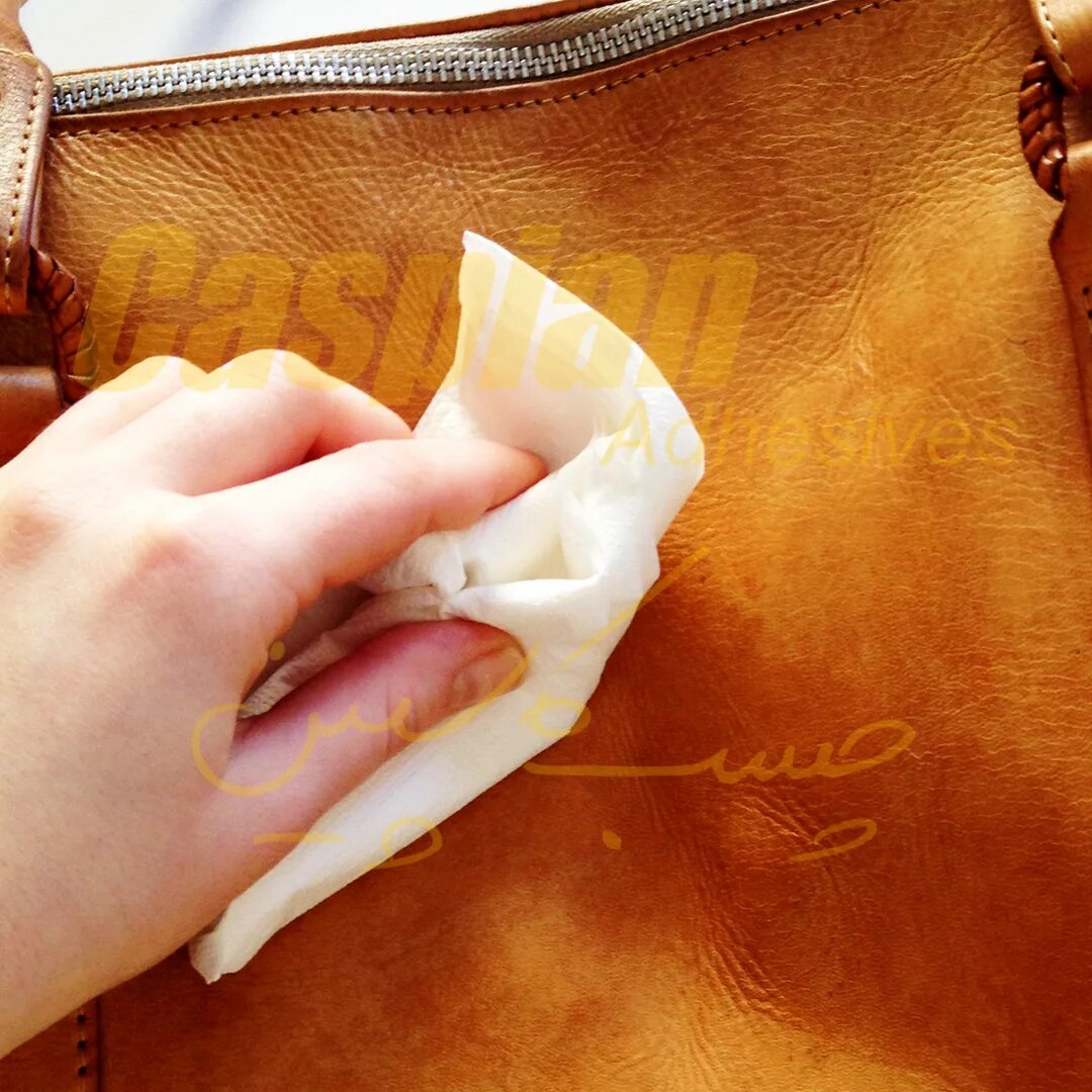 Масло для обуви из натуральной кожи. Как размягчить кожаные изделия. Старые кожаные изделия. Касторовое масло для обуви. Белые пятна на кожаной сумке.