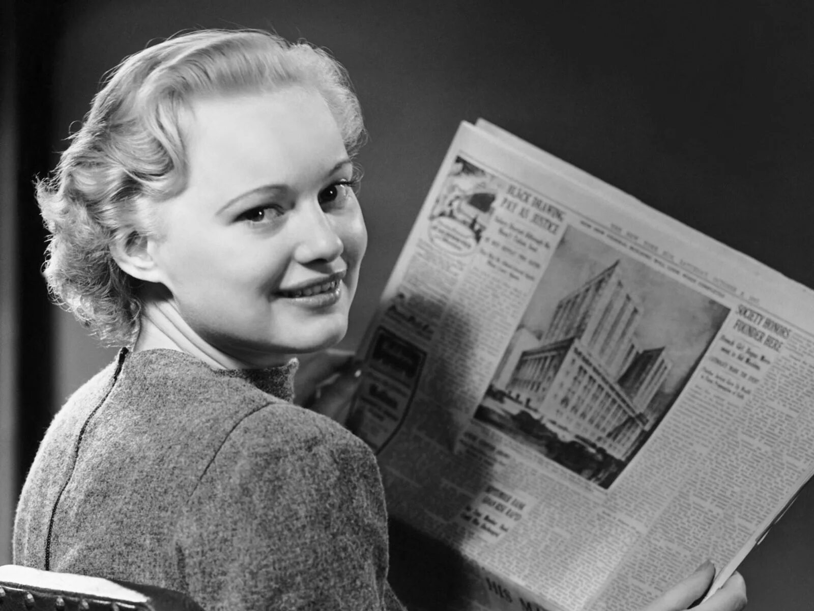 Советские люди читают газеты. Человек с газетой. Советская женщина читает газету. Девушка с газетой.