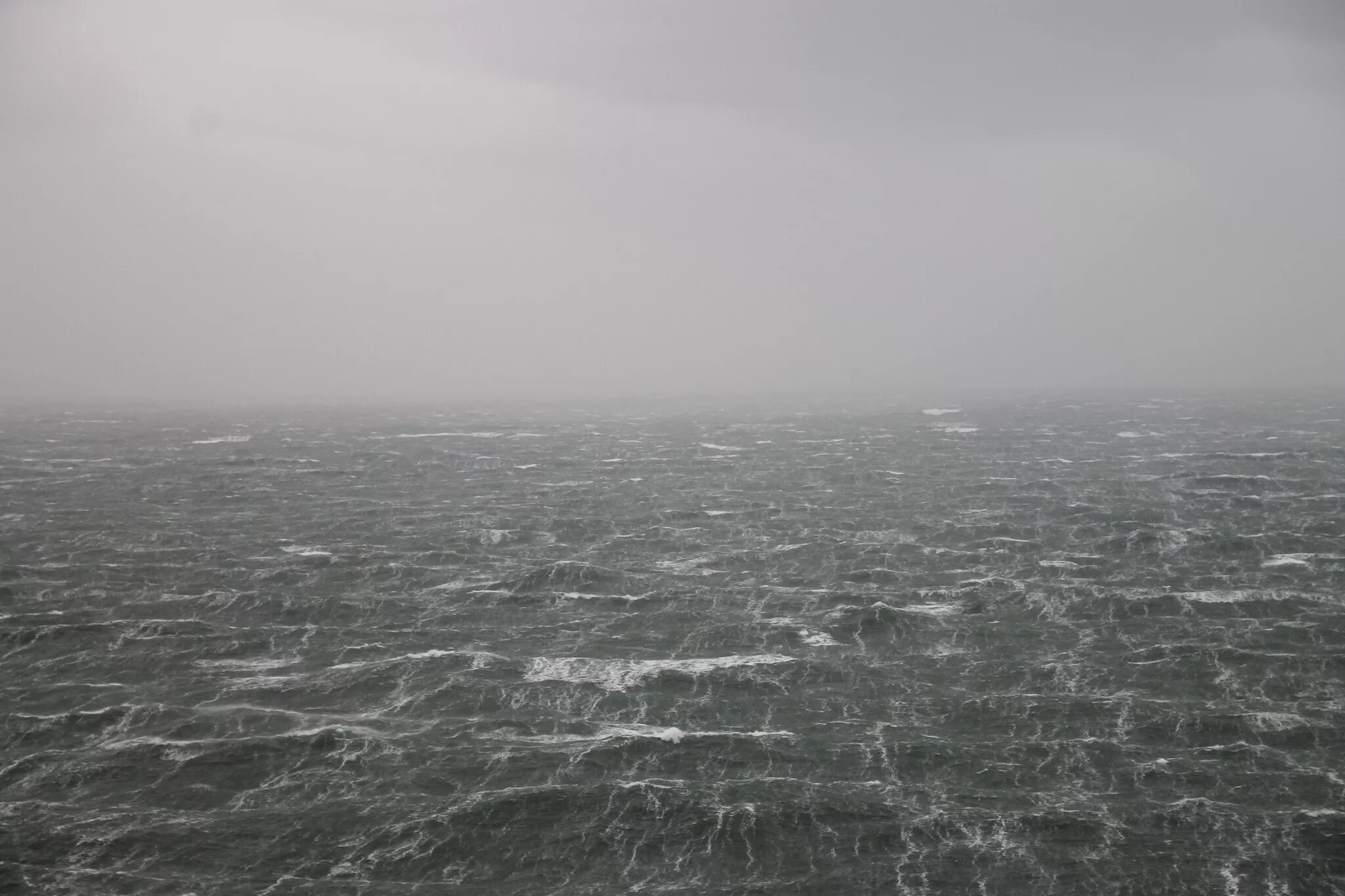 Море шторм. Дождь на море. Пасмурное море. Дождь над океаном. Отменить в виду шторма