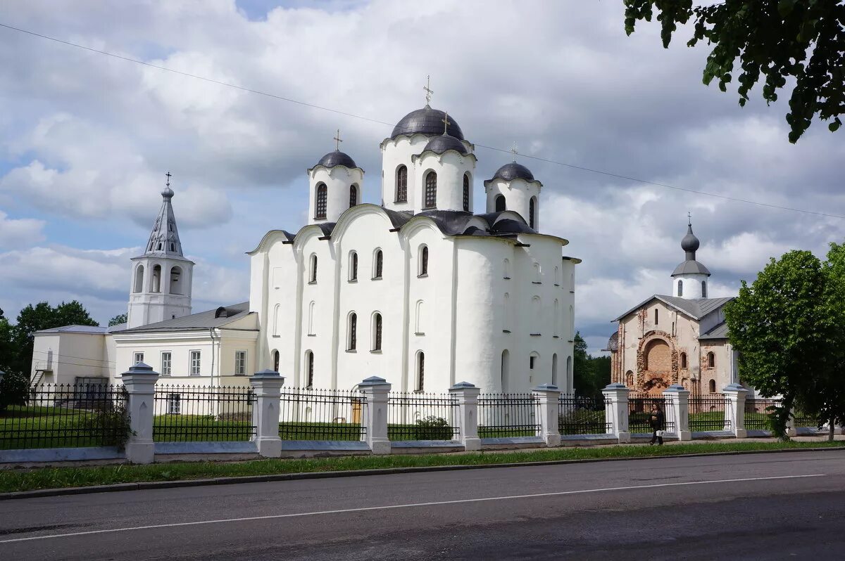Стена новгородского кремля. Никольский собор великий новгород. Великий новгород детинец весна. Где остановиться в новгороде. Селигер 2022 надпись.