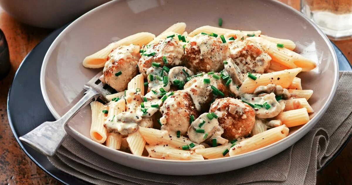 Макароны с курицей на сковороде фото Макароны в сливочно-сырном соусе с курицей и грибами. Мужская Еда Дзен