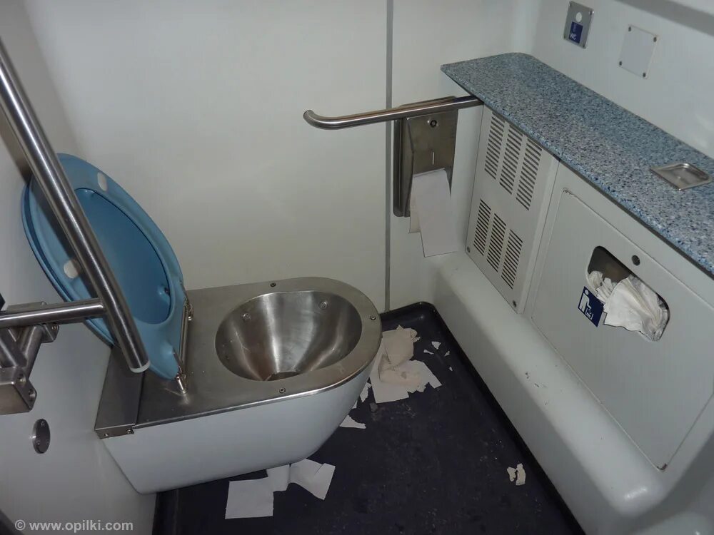 туалет в поезде. вагоны ржд плацкарт биотуалет. вагоны ржд плацкарт биотуалет. туалет в поезде купе. где в вагоне находится туалет.