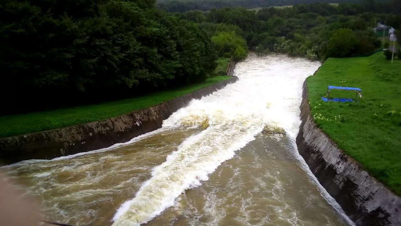 Богатенское водохранилище. Сброс воды на водохранилищах. Сброс воды в Майкопе. Богатинское водохранилище Владивосток сброс.