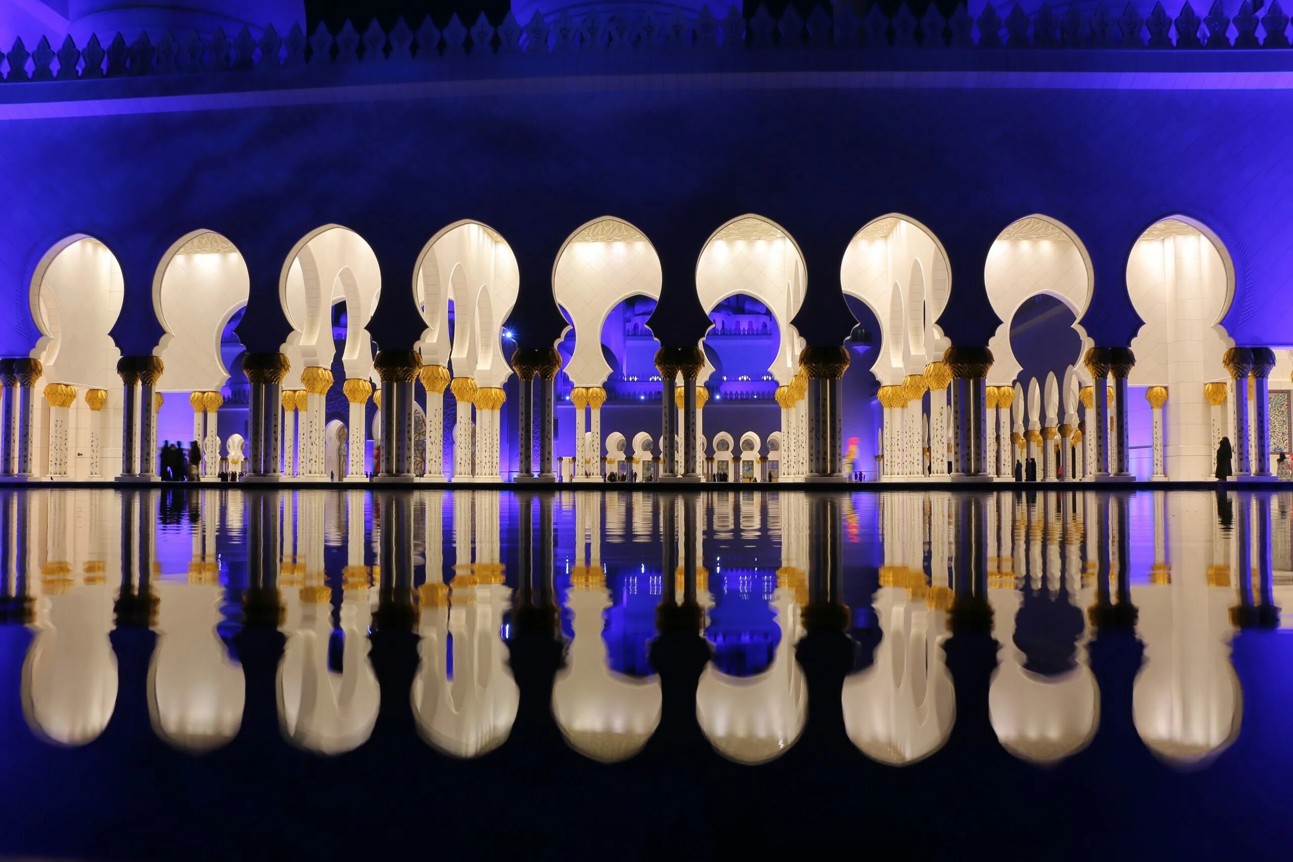 Дубай ураза. Мечеть в Абу Даби Рамадан. Рамадан в Абу Даби. Национальный музей шейха Зайда в Абу-Даби. Абу Даби мечеть с людьми.