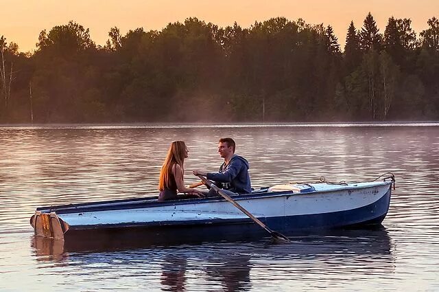 Можно ли кататься на лодке в запрет. Лодка на воде. Фотосессия в лодке. Моторная лодка на озере. Человек в лодке.
