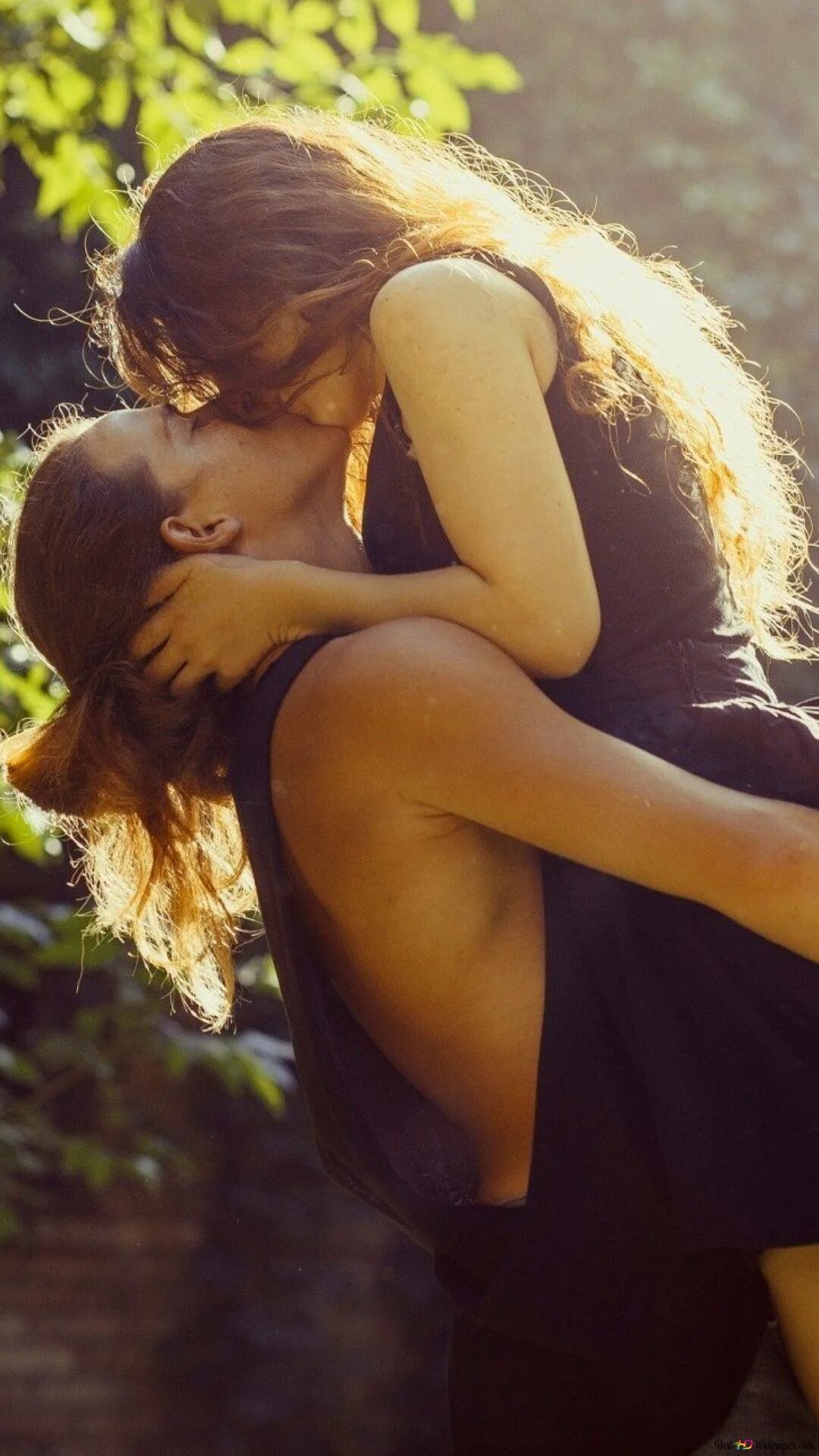 Обнять девушку поцеловать. Объятия влюбленных. Объятия с девушкой. Красивый поцелуй девушек. Объятия и поцелуи.