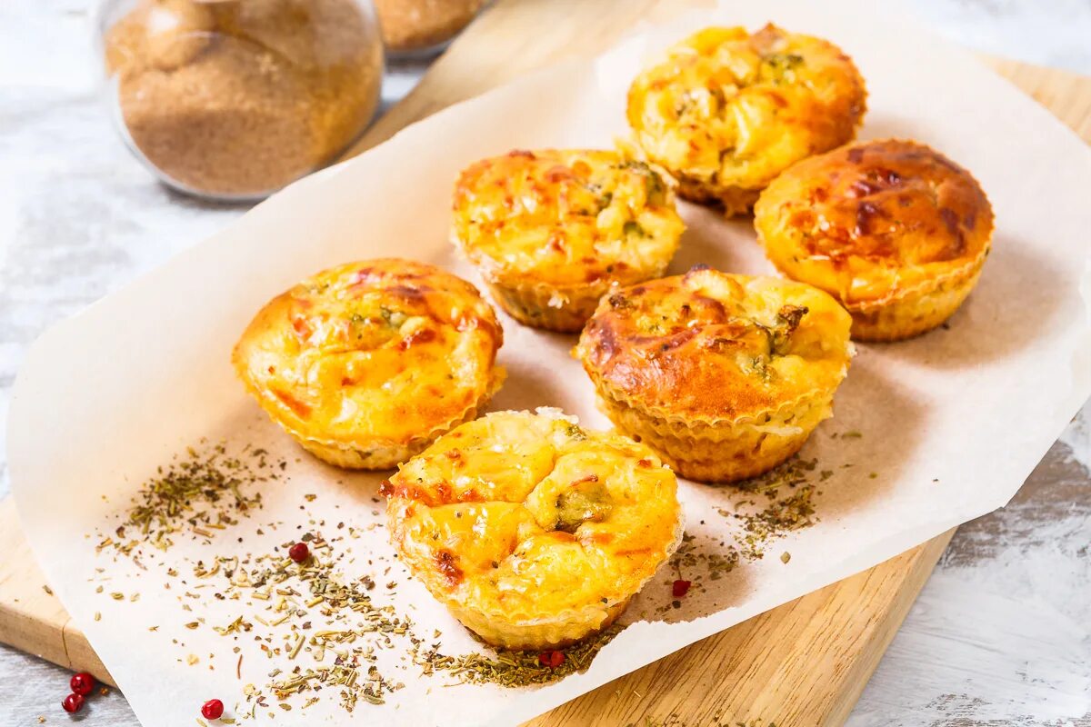 Куриные маффины с сыром. Teisennau tatws. куриные маффины. маффины с курицей и грибами.