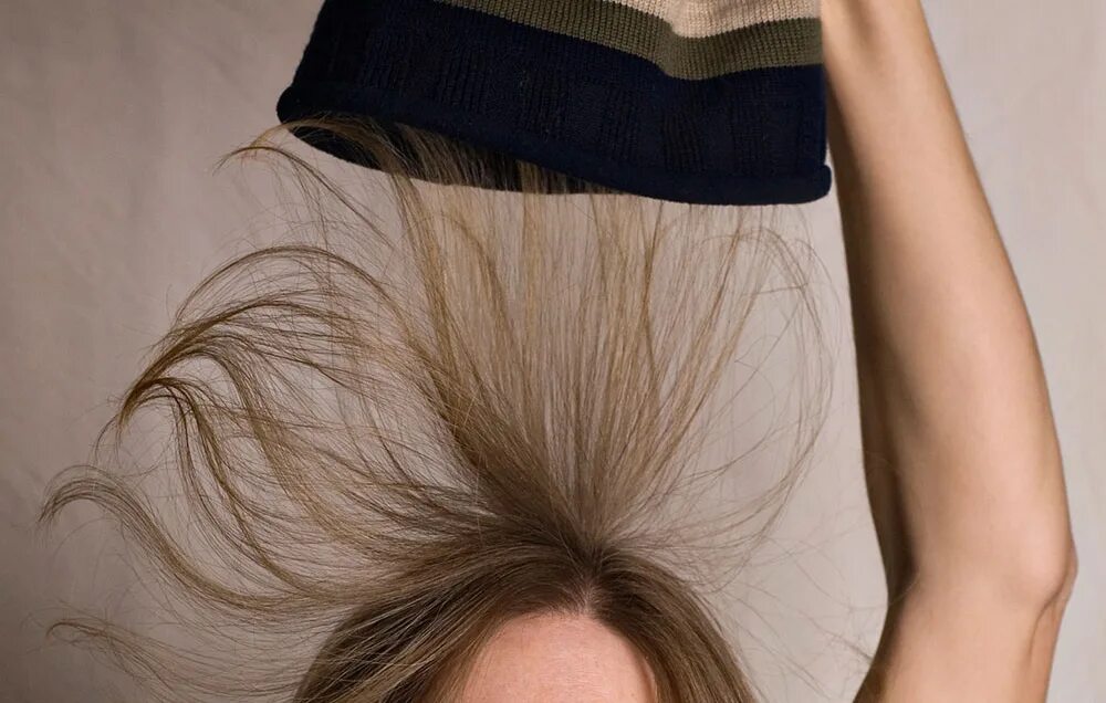 Почему электризуются волосы причины. Волосы электризуются. Статическое электричество волосы. Статика волос. Электризация волос.