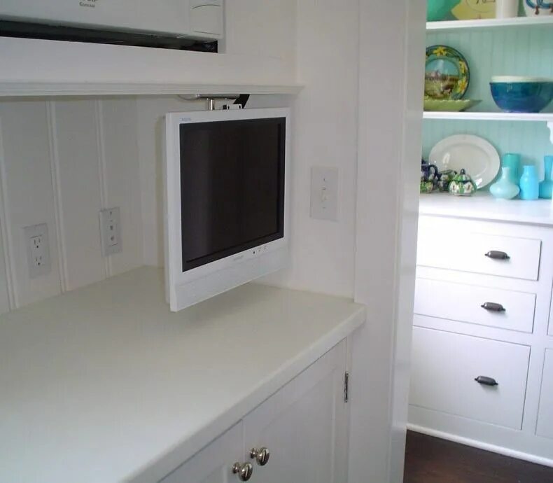 Лучшие телевизоры для кухни. Маленький телевизор на кухню. Телевизор на маленькой кухне. Белый телевизор на кухню. Навесной телевизор на кухню.