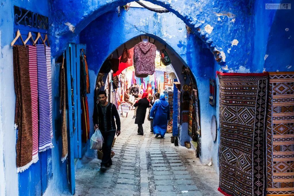Марокко погода сейчас. Шефшауэн Марокко. Имсуан Марокко. Марокко в январе. Марракеш синяя улица.