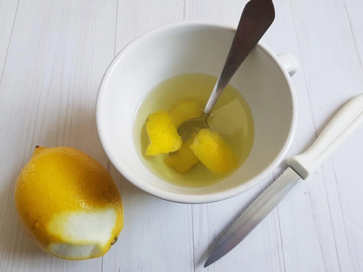 Маска яйцо лимон. Лимонный сироп. Сок из лимона. Яйцо и лимон. Лимонный сок сироп.