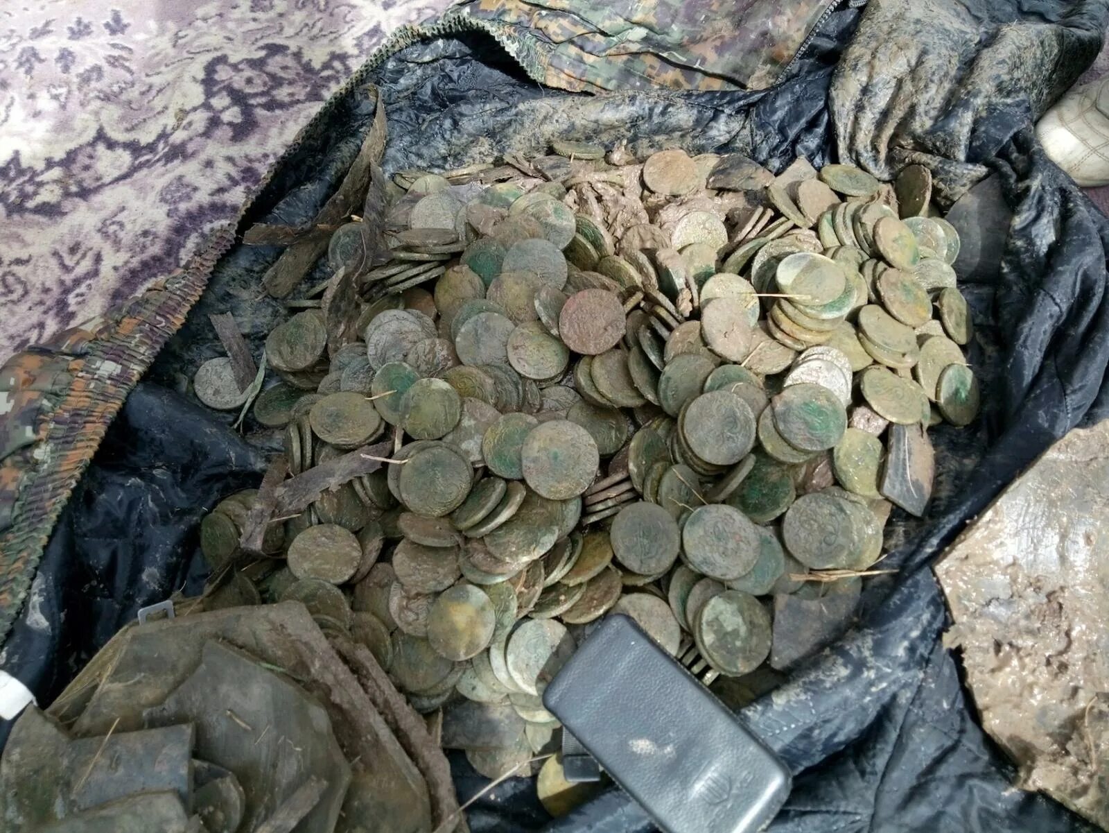 Раскопки монет. Старинные монеты клад. Клады и находки. Старинные находки. Находки 32