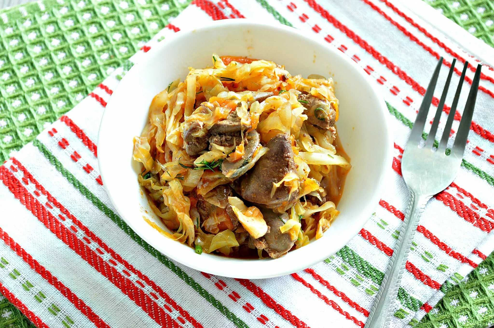 тушеная капуста с печенью на сковороде. тушеная капуста с печенью на сковороде. тушеная капуста с печенью на сковороде. тушеная пекинская капуста с куриными сердечками. куриная печень тушеная с капустой.