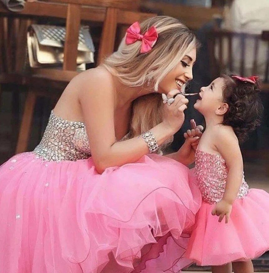 Всегда хотела дочь. Мама и дочка. Мама с дочкой в розовых платьях. Фотосессия мама и дочка. Платья для фотосессии мама и дочка.