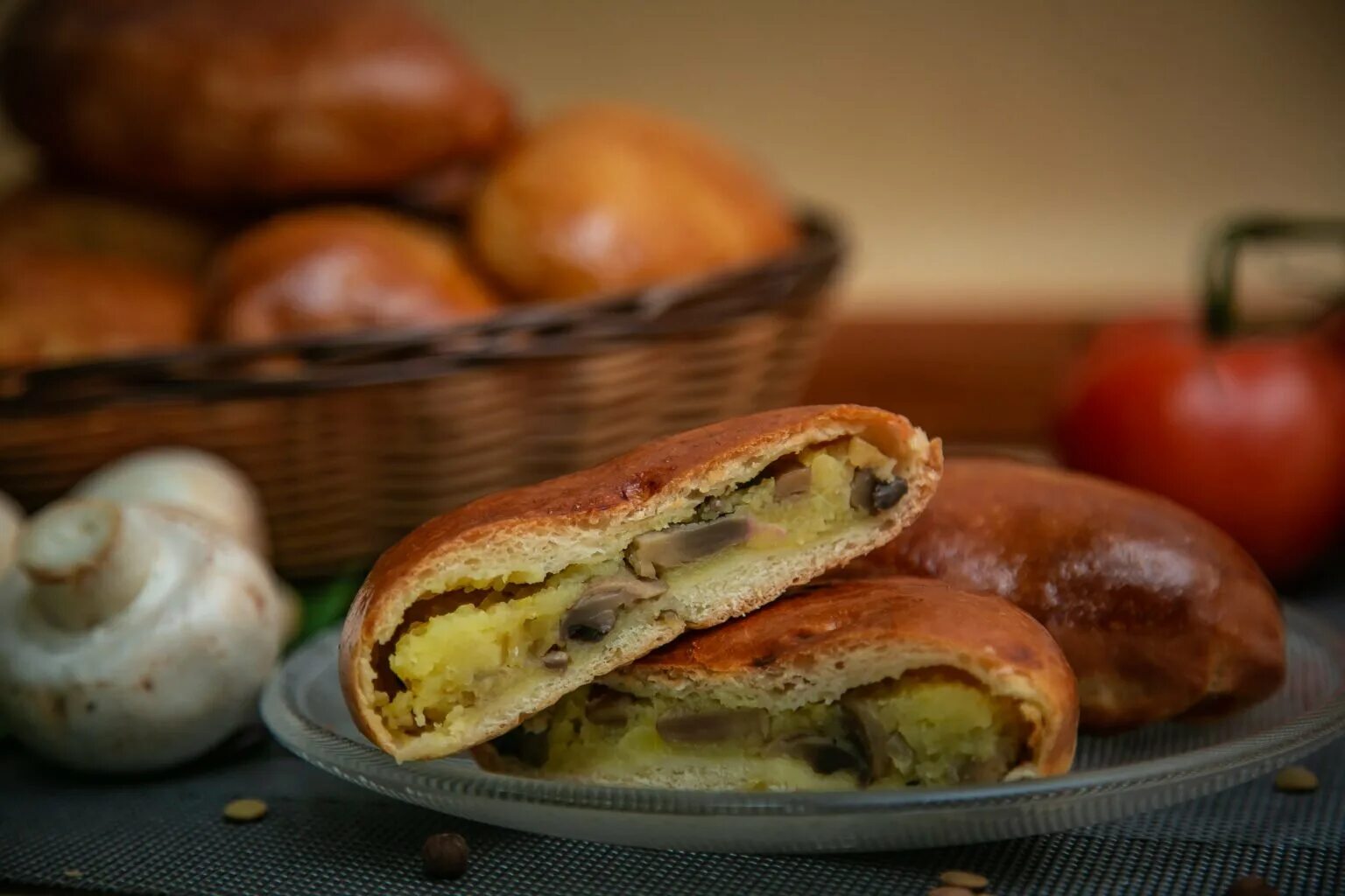 Печеный пирог с картошкой. Пирожки с картошкой. пирожки печёные в духовке. пирожки с грибами. пироги с картошкой и грибами.