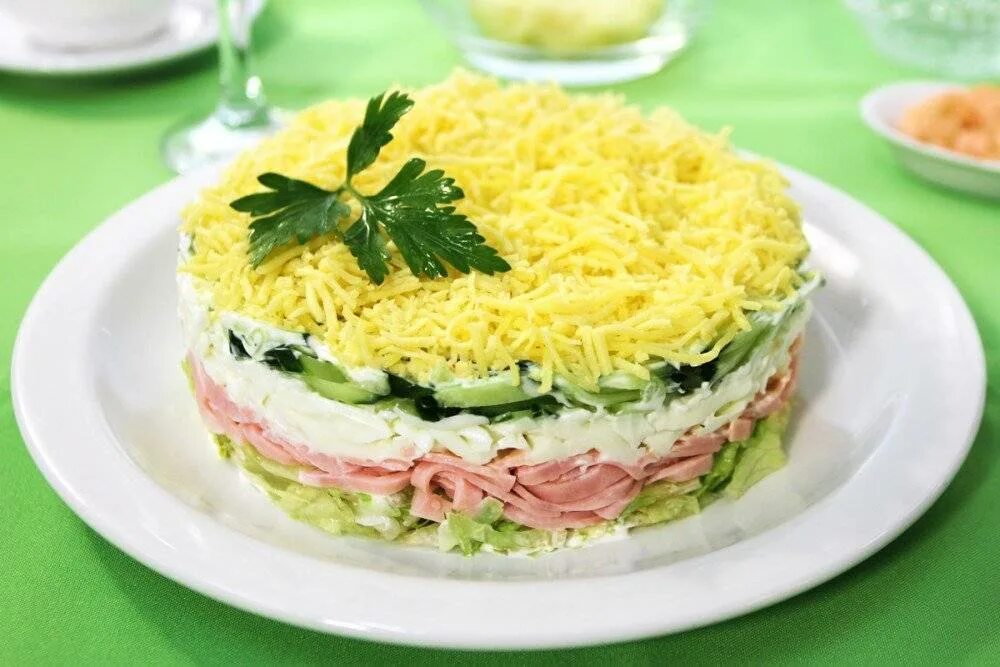 Рецепт салата с сыром нежный. Слоеный салат неженка. салат нежность с ветчиной. салат нежность с ветчиной и огурцом. салат с ветчиной и сыром.