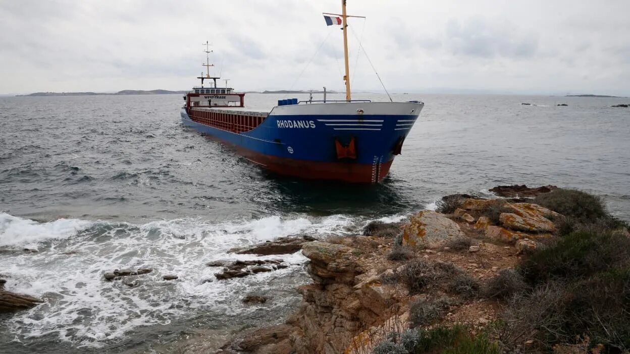 Судно Runa. To Run aground. Shape mean that the Vessel is aground.