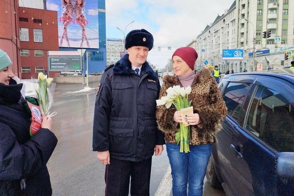 Сотрудники ГИБДД Г. Советск. Сотрудники Клинского ГИБДД. Гибдд дарит цветы