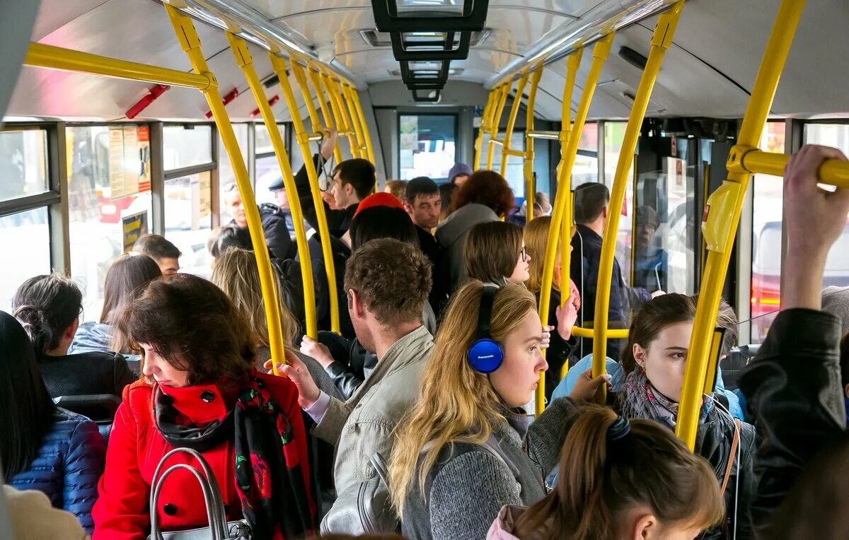 Пассажиры в автобусе. Салон автобуса с пассажирами. Пассажиры в маршрутке. Автобус внутри с пассажирами. Много народу в автобусе