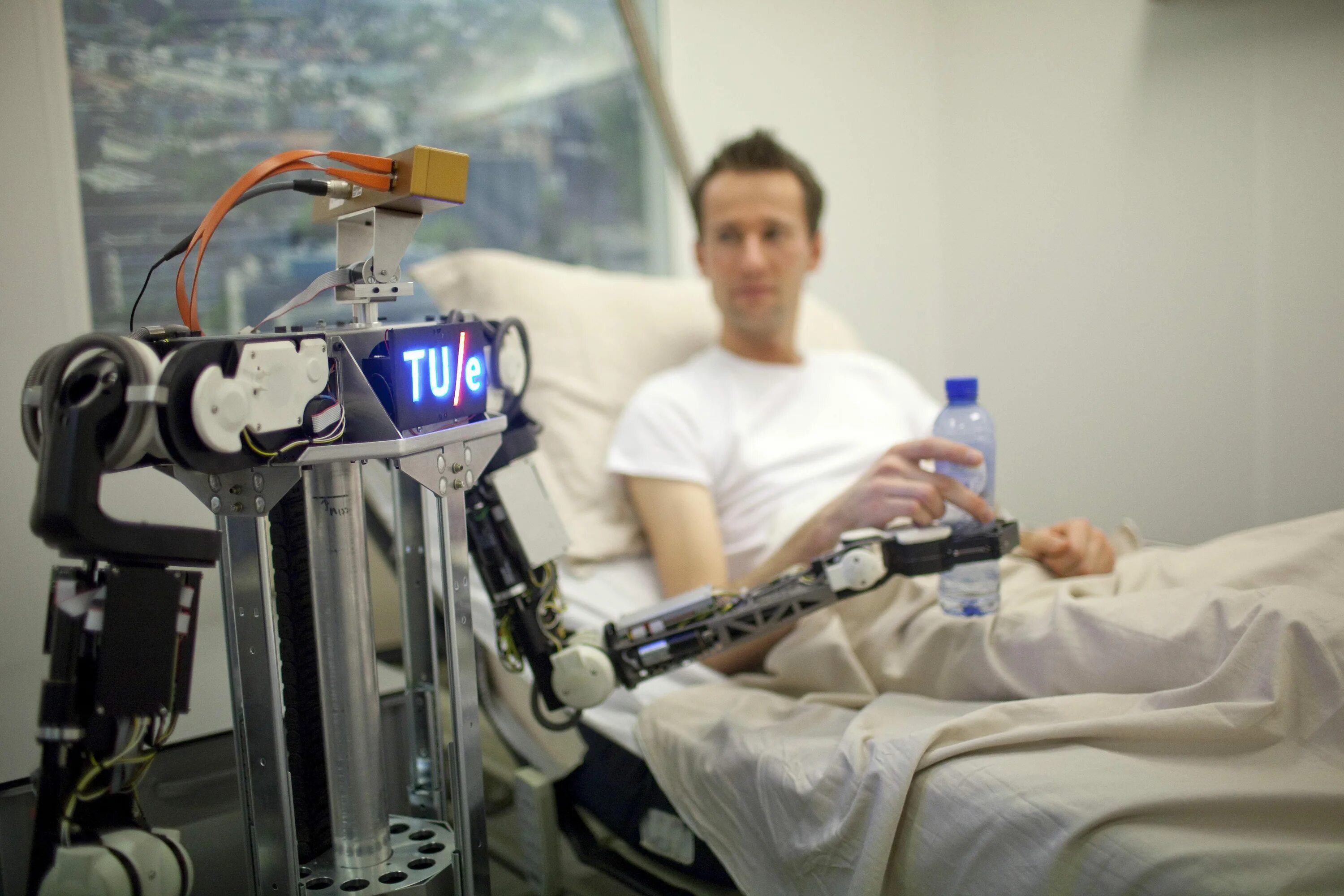 Первые созданные искусственные интеллекты. Искусственный интеллект в медицине. Медицинские роботы. Роботы в медицине. Роботы ученые.