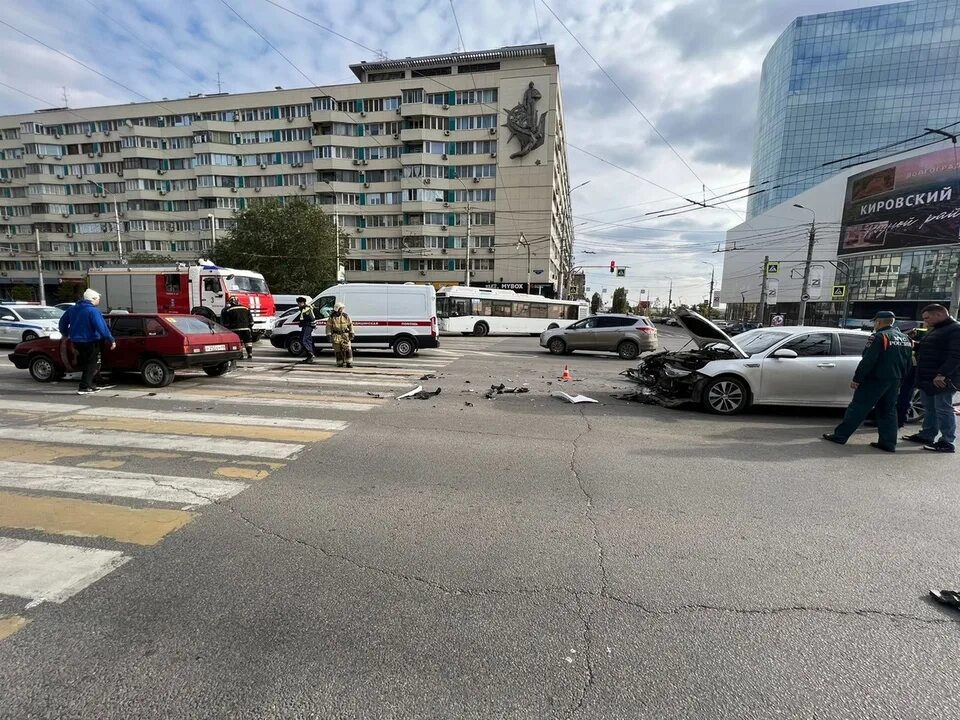 Авария в Волгограде вчера на Современнике. Происшествие в Волгограде в Красноармейском районе. Высота 102 Волгоград происшествия.