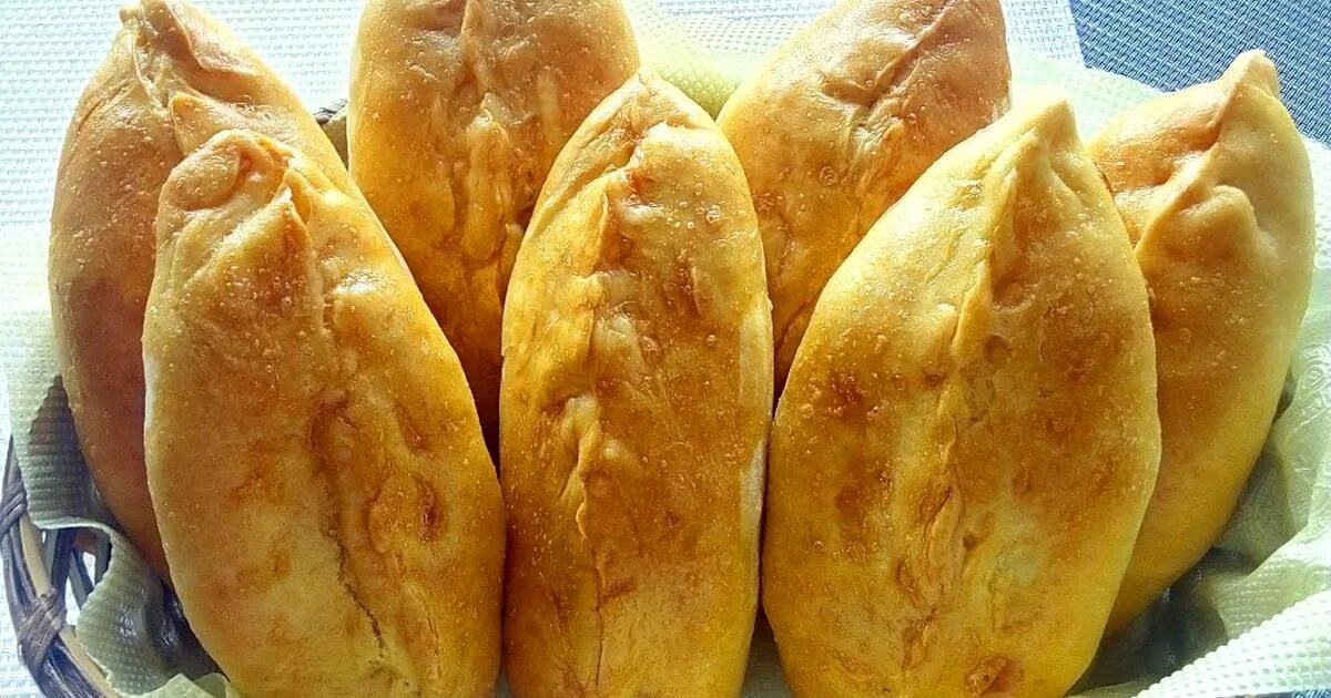 Печеный пирог с картошкой. Пирожки с картошкой. пирожок печеный с картофелем. пирожки запеченные в духовке с картошкой. запеченные пирожки с картошкой.