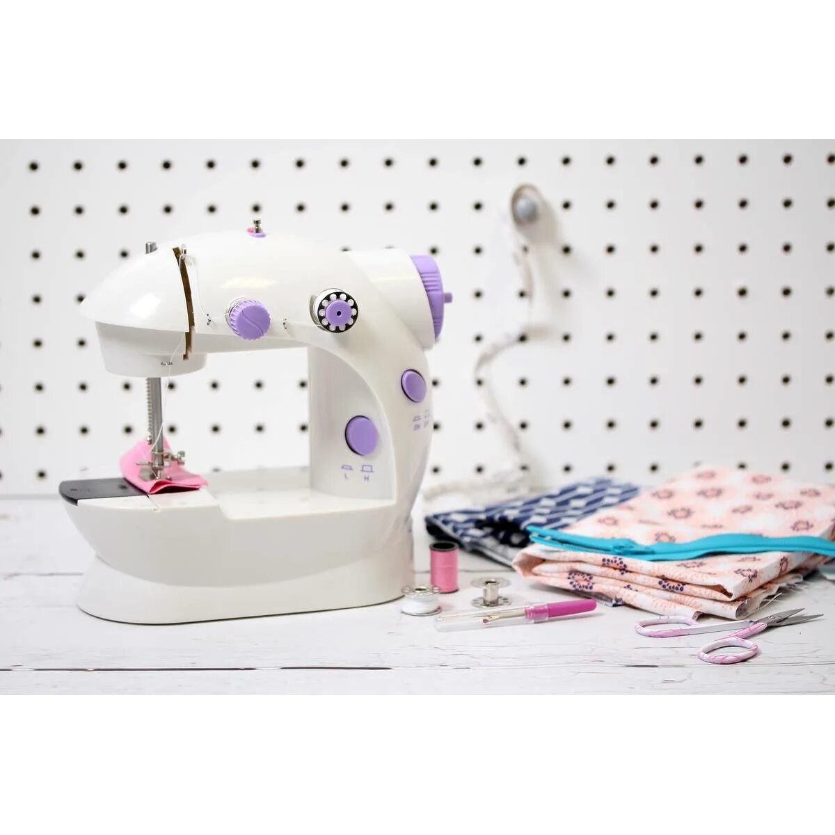Швейная машинка mini home collection. Мини швейная машинка алиэкспресс. Швейная машинка бразер с сакупюрой розовой. Мини швейная машина 4в1 mini sewing machine. Мини машинка швейная ессо.