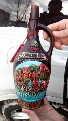 Грузинское вино в керамике. Вино саперави красное сухое в глиняной бутылке. Giorgoba вино. Вино киндзмараули красное в глиняной бутылке. Грузинское вино iberia киндзмараули со сталиным.