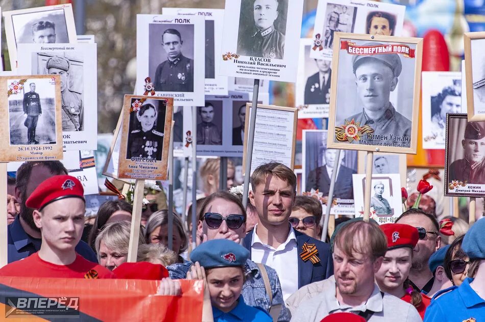 Течет река бессмертного полка слова. Бессмертный полк в Сергиевом Посаде. Река Бессмертного полка. Бессмертный полк шагает. Бессмертный полк Люберцы.