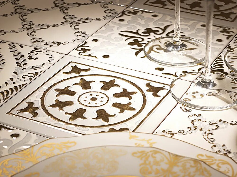 Atelier gold. Decoro roma a 10х10. Atelier gold. Atelier золотой. Ceramic tile decoratori bassanessi, silk, color ivory, 25,5x61 cm.
