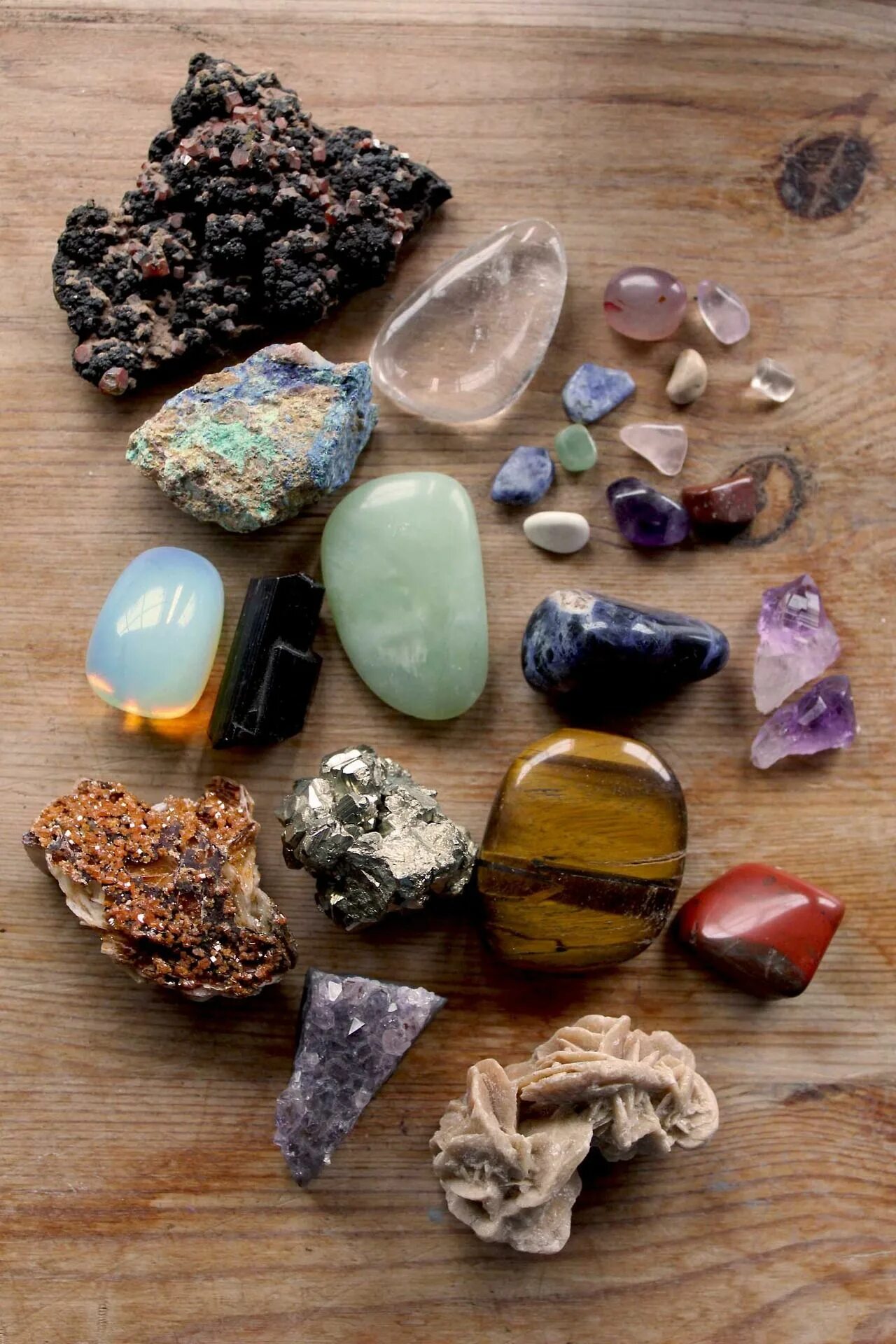 Какие камни сейчас. Коллекция "минералы и горные породы" (поделочные камни). Самоцветы поделочные камни. Полудрагоценныеэ камни. Полудрагоценные камни в природе.