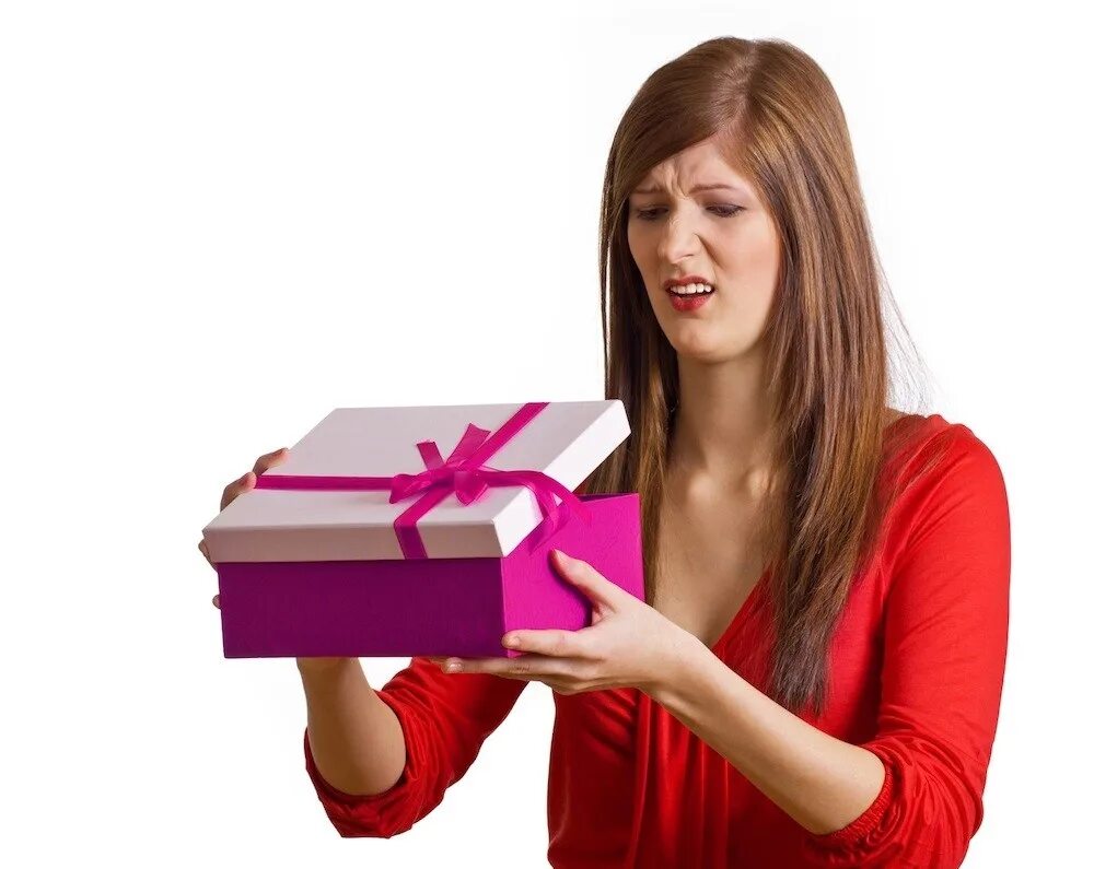2 подарка на выбор. Подарок девушке. Женщина дарит подарок. Человек с подарком. Радостная девушка с подарком.