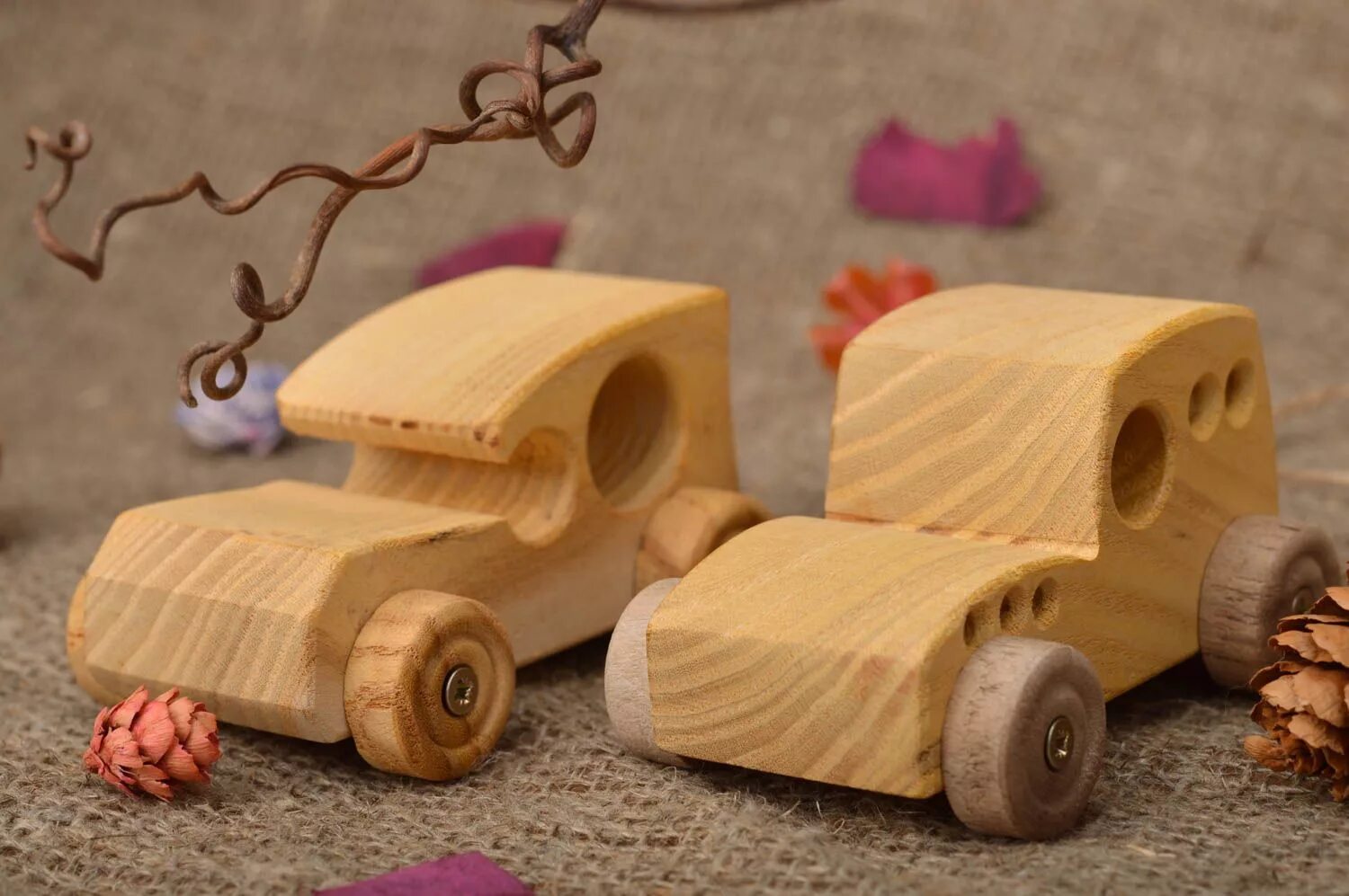 Какие игрушки из дерева. Машинка из дерева. Деревянная игрушка машинка. Машина из дерева игрушка. Машина из дерева для детей.