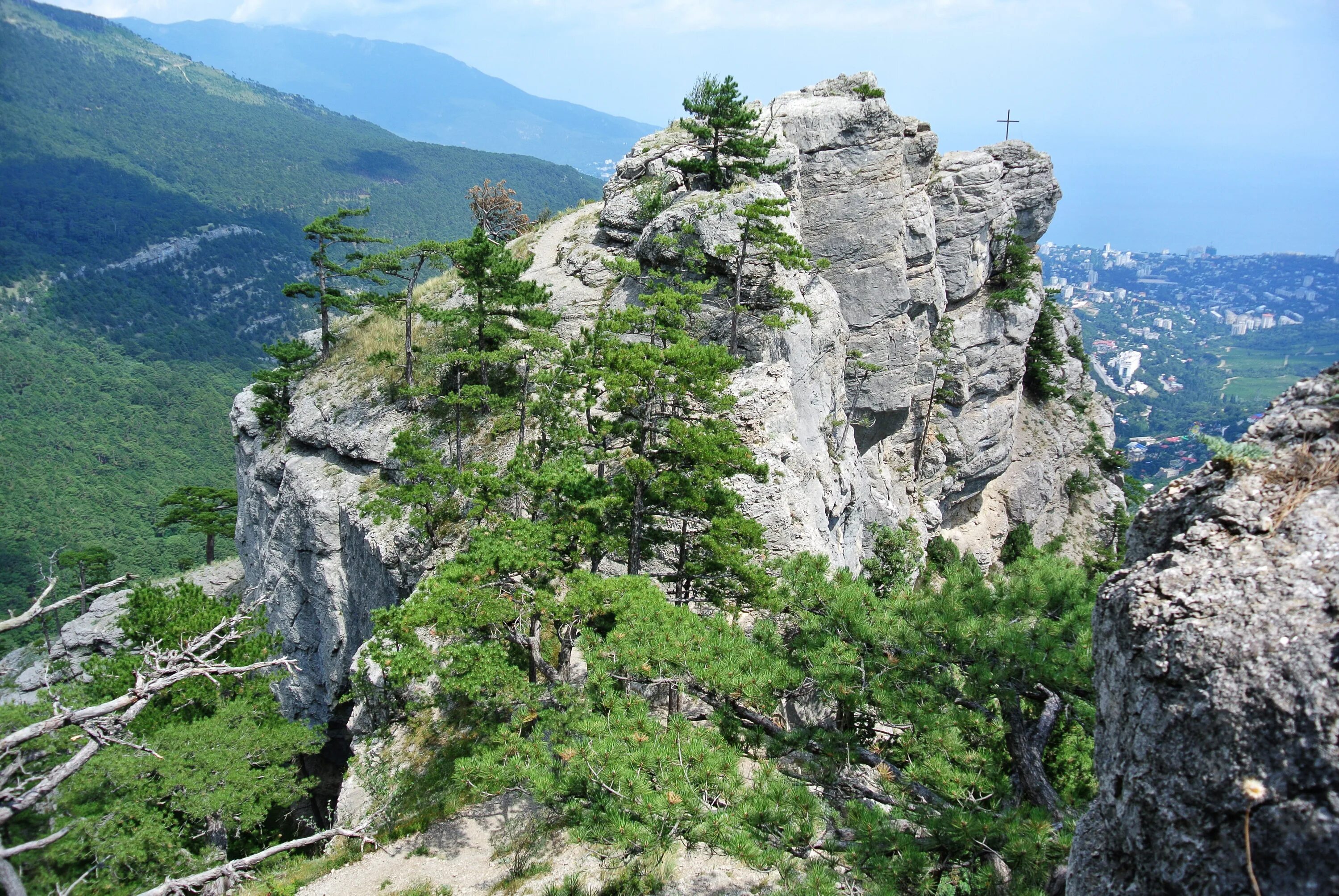 Высота скал в крыму. Ставри-Кая Крым. Гора Ставри Кая. Высота горы Ставри-Кая. Ялта гора с крестом.