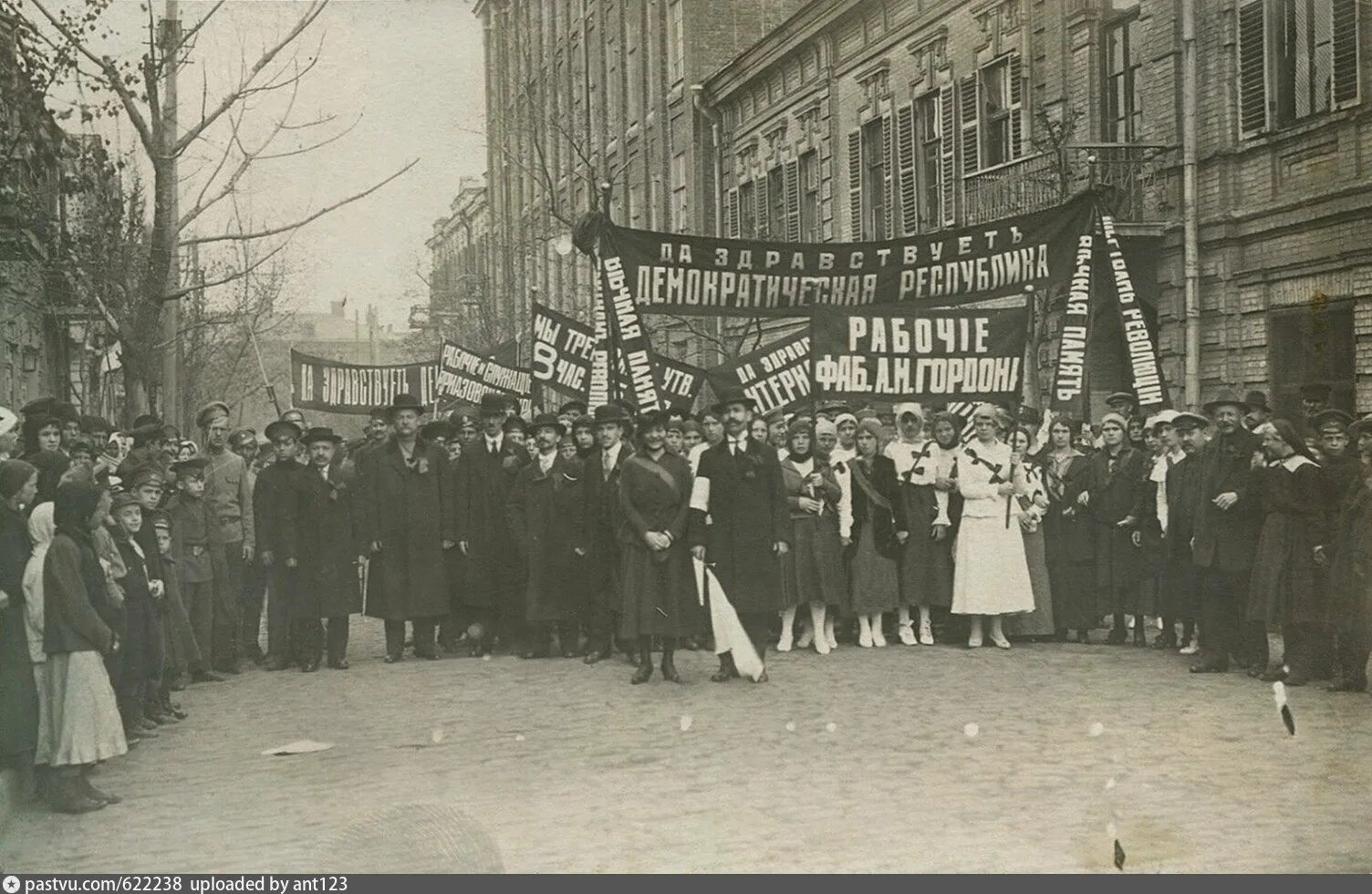 Майская демонстрация 1917 год. Манифестация работниц Петрограда 1917. 1 Мая 1917 года. Демонстрация 1 мая 1917.