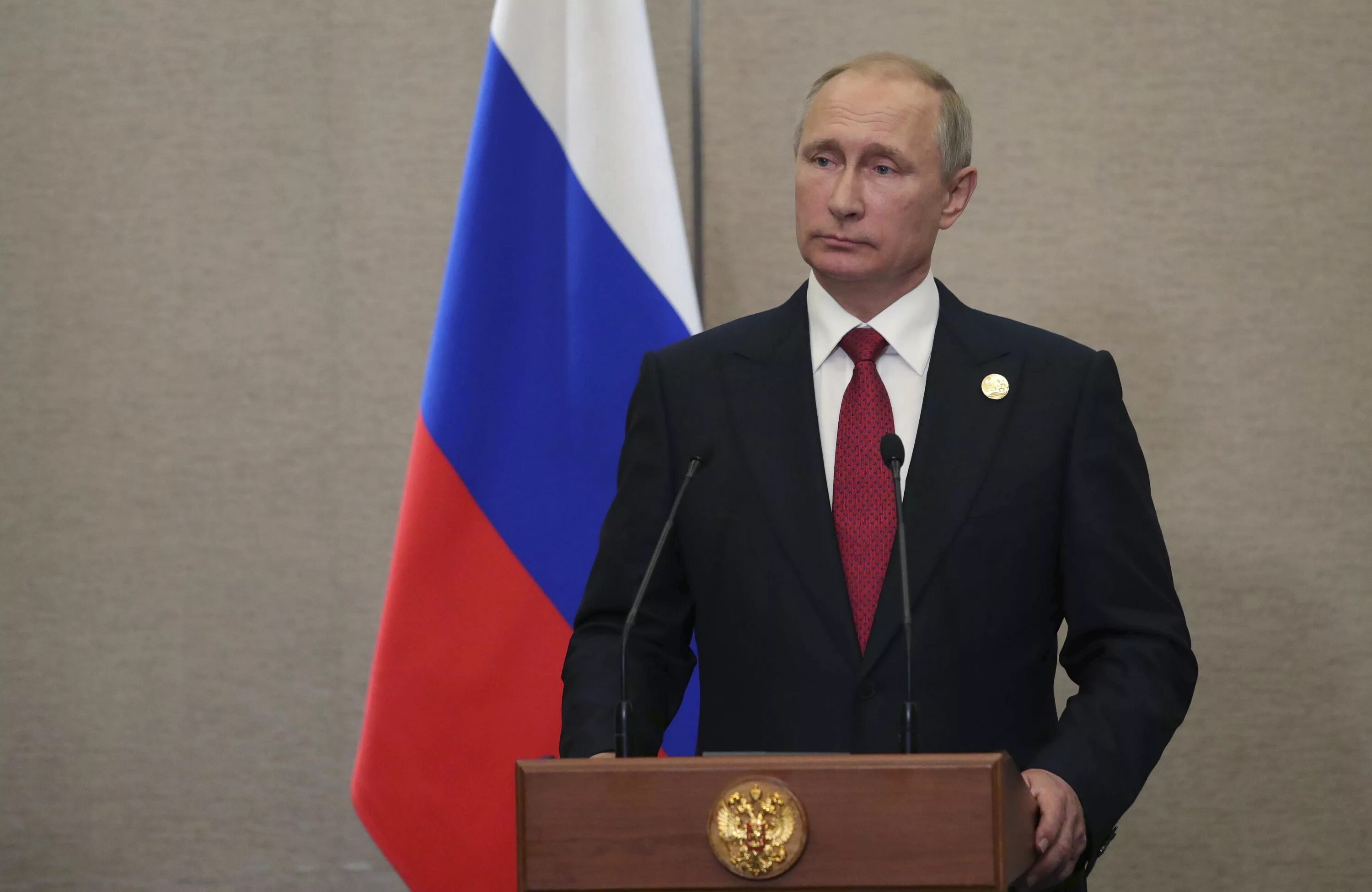 Портрет Путина на фоне флага.