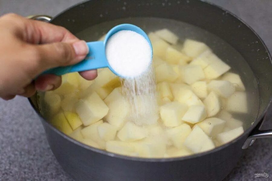 Картошку кидать в кипящую. Картошка в кастрюле. Картошка пюре в кастрюле. Варка картофельного пюре. Нарезка картофеля для пюре.