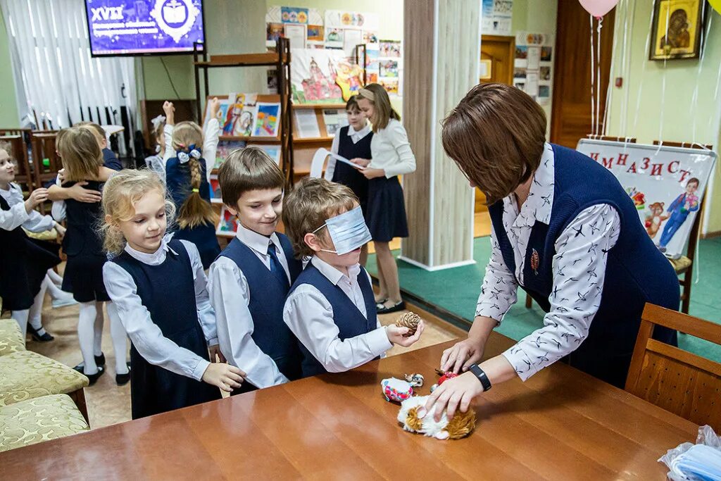 школьники 6 классов. щелково город гимназия. школа 619 калининского района на черкасова. класс за партами 6 класс. разряды чисел 2 класс математика класс единиц.