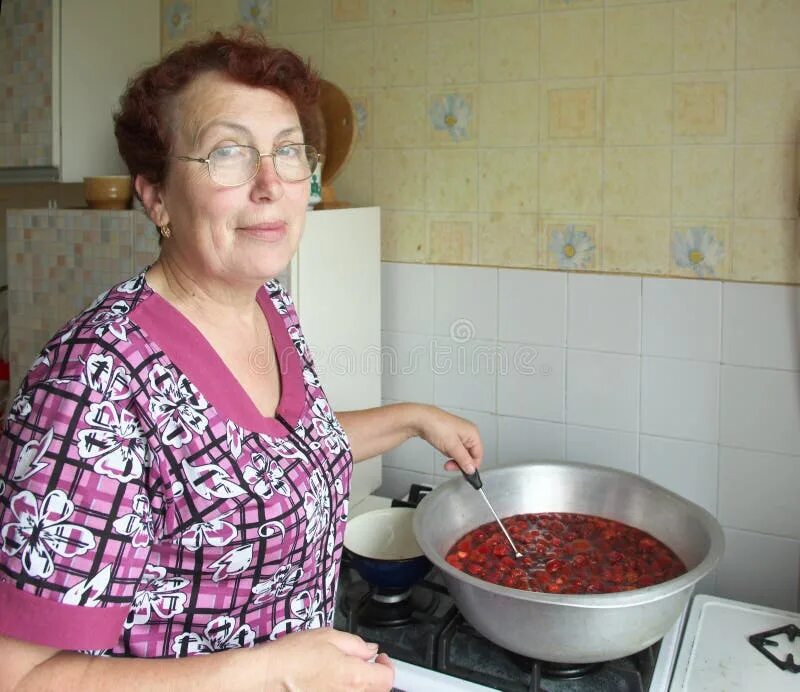 Бабушка варит. Бабушка с борщом. Женщина готовит варенье. Бабушка с вареньем. Бабушка готовит борщ.