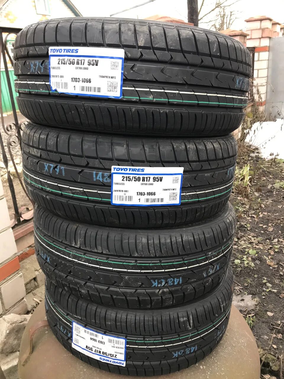 Toyo tranpath mpz. Toyo tranpath mpz 225/45 r18. 215/50/17 toyo. toyo tranpath 215 55r17 с бортиком.