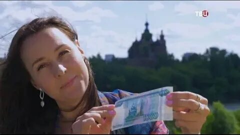 Қыз есегін көрсетіп жатқанын байқамайды.