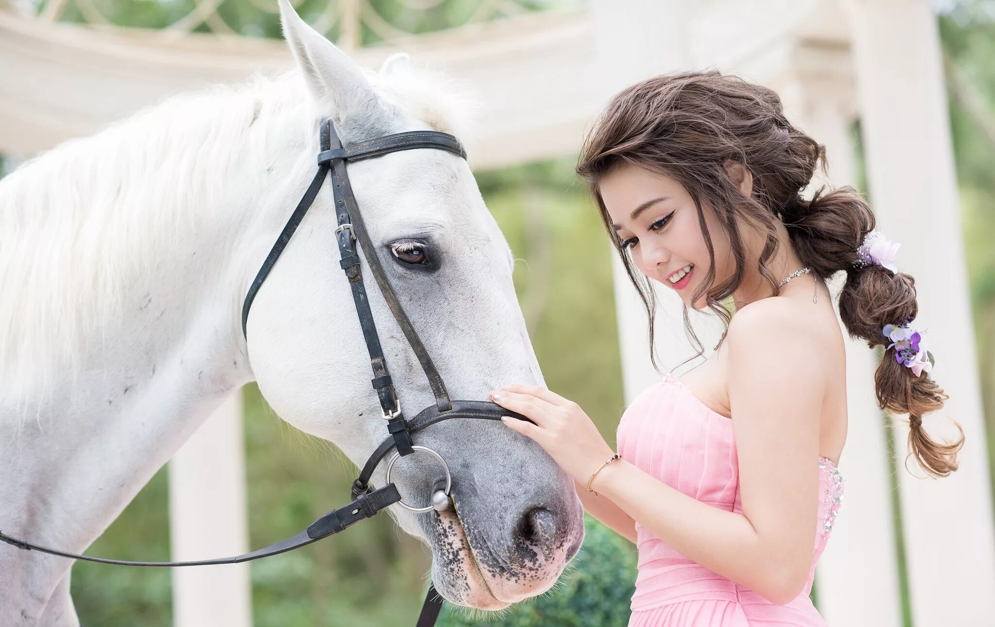 Ин кон. Хорс герл. Девушка с лошадью. Девушка на коне. Казахские девушки на лошадях.