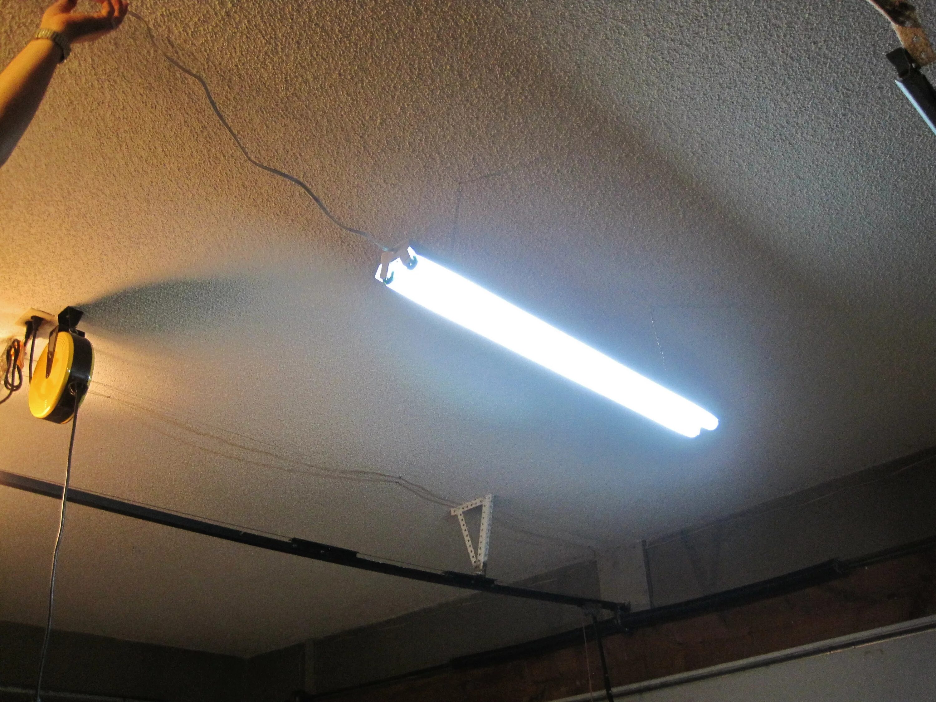 Светильник для гаража купить. Диодные светильники для гаража. Лампы для освещения гаража. Светодиодные лампы в гараж. Светодиодные светильники для гаража потолочные.