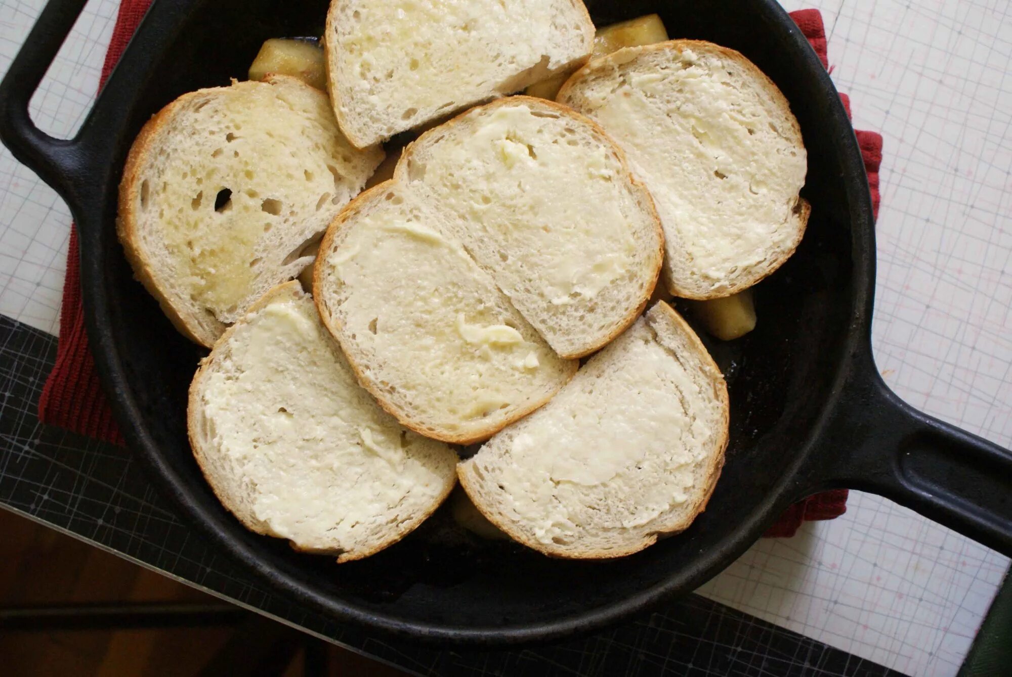 Шарлотка с батоном и яблоками. Шарлотка из батона. Шарлотка яблочная из батона. Яблочный пирог из батона на сковороде.