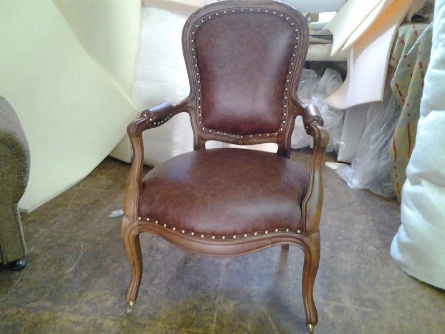 Обивка стула кожей. Кожаный стул старый. Обивка кресла кожей. Старинные стулья обтянуты кожей. Старые кожаные кресла.