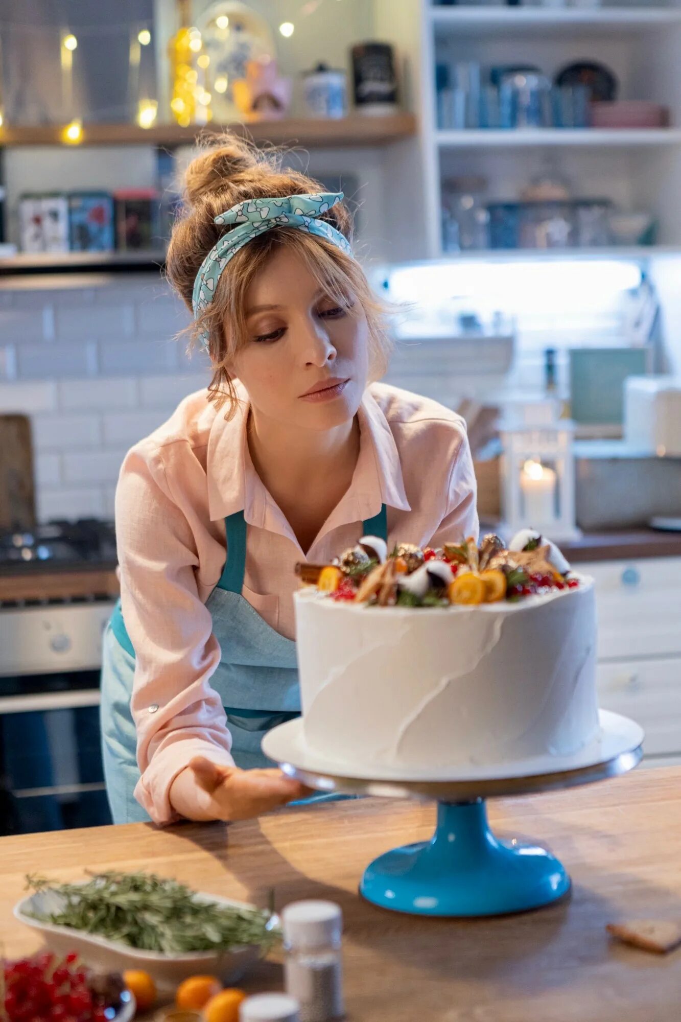 Cake in hands. Женщина и сладкое. Кондитер оформитель. Работа есть торт. Торт «кондитеру».