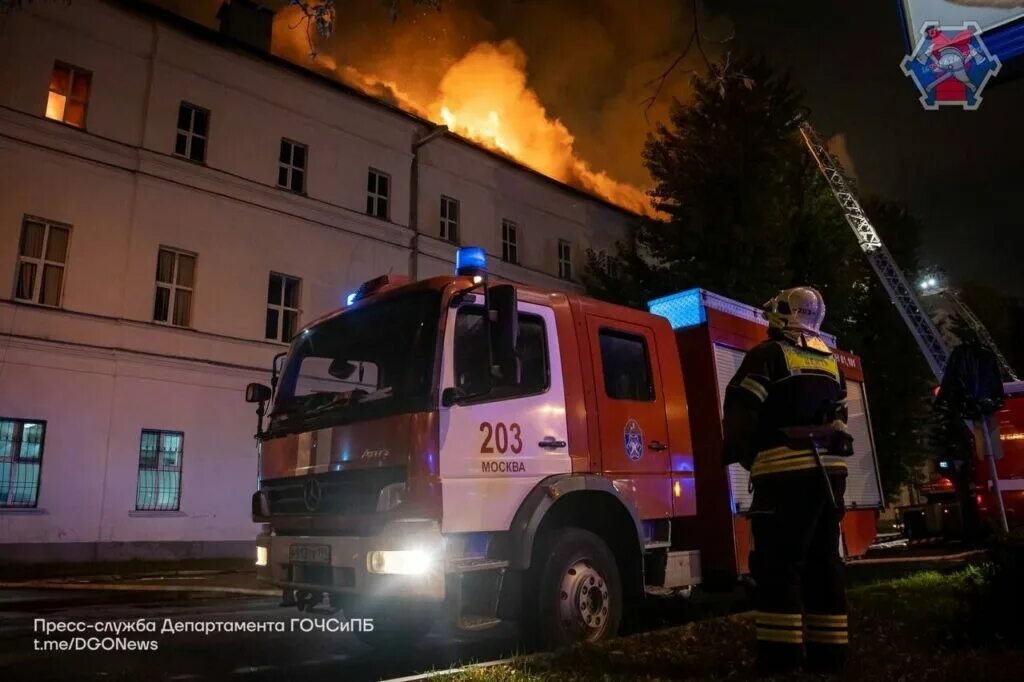 Пр твориться в жизнь. Пожар в Москве на Комсомольском проспекте. Пожар на Комсомольском проспекте сейчас. Пожар в казарме. Пожар в здании МВД В Москве.